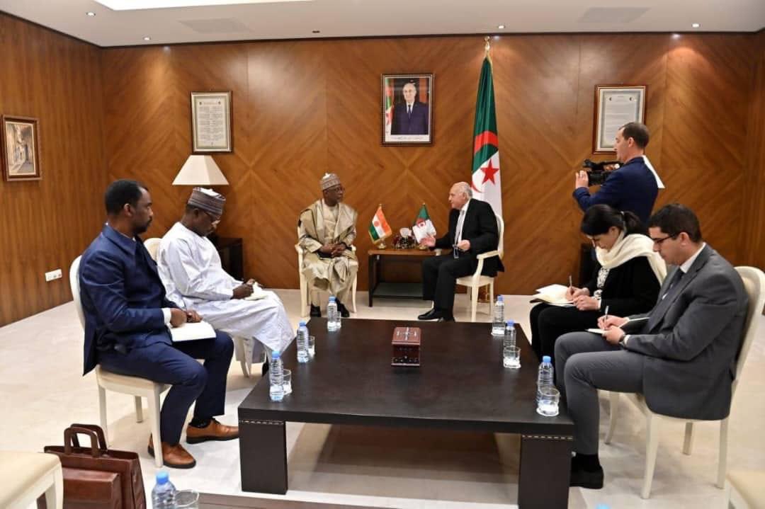 Dialogue Diplomatique : Les Ministres Algérien et Nigérien Travaillent à Surmonter les Défis Régionaux