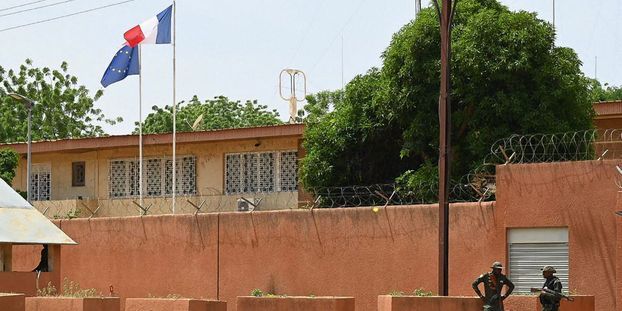 Crise diplomatique franco-nigérienne : la fermeture de l’ambassade française suscite des interrogations et des défis pour la communauté expatriée