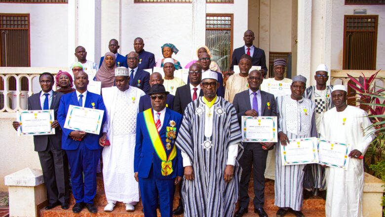 Les agents décorés ont reçu des médailles de différents grades, allant du chevalier à l'officier de l'ordre national.