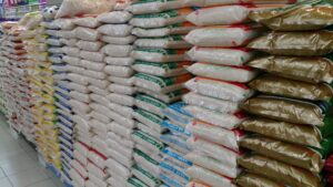 Le ministère nigérien du commerce et de l'industrie a dicté le mercredi 21 février 2024 le prix du sac de 25 kg de riz importé entre 25 % et 5 %, selon les régions