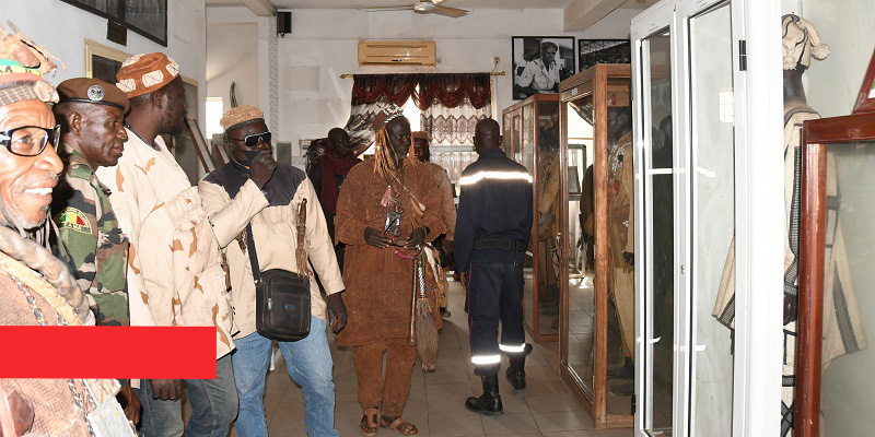 Le mercredi 6 mars 2024, une délégation de la coopérative nationale des Donsos a visité le musée des armées à Bamako.