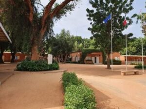  Le Lycée Français “La Fontaine”, un pilier de l’éducation à Niamey depuis six décennies, s’apprête à tourner une page de son histoire.