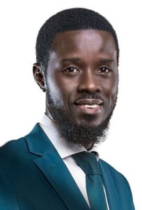 À 43 ans, Faye est sur le point de succéder à Macky Sall, il a été élu le dimanche 24 Mars 2024 à 56% des suffrages .