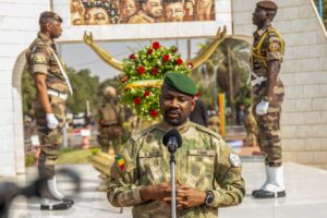 Dans le respect de la tradition malienne, le Colonel Assimi Goïta, Président de la Transition et Chef de l’État, a rendu hommage aux héros nationaux à l’occasion de la Journée des Martyrs