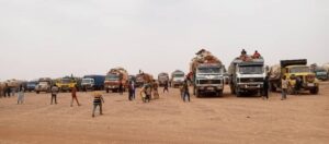Le marché de Ménaka a reçu plus de quarante camions escortés par les FAMAS pour fournir une variété de marchandises. 