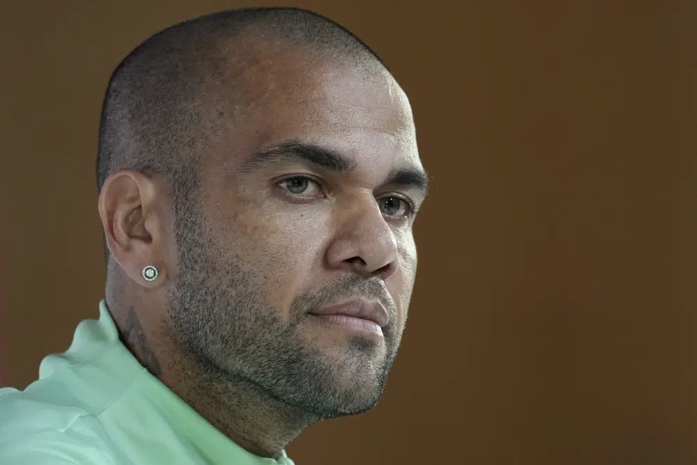 l’ancien footballeur international brésilien Dani Alves a été libéré provisoirement après avoir versé une caution d’un million d’euros