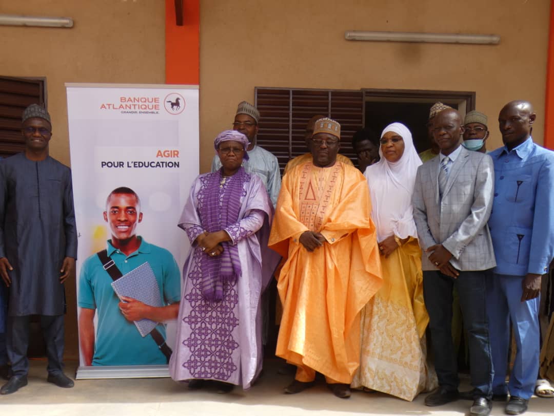 La Banque Atlantique Niger a fait don de deux salles de classe flambant neuves et des tables-bancs à l’école située dans la région de Dosso