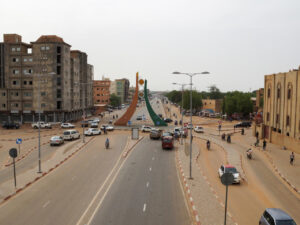 Le Niger, pays enclavé d'Afrique de l'Ouest, espère devenir un producteur de pétrole important à partir de 2026, avec une production prévue de 200.000 barils par jour.