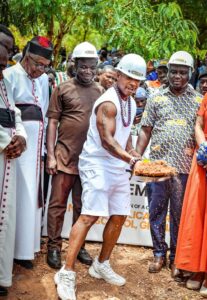 Le célèbre rappeur américain Ja a donné le premier coup de pioche pour la construction de six unités scolaires dans la région orientale de Nuaso, au Ghana.