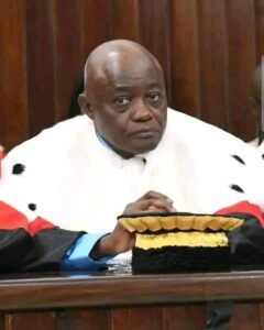 Changement majeur à la Cour suprême suite au limogeage de son président, sur fond de controverses judiciaires et politiques.