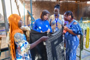 Pathfinder International renforce l'autonomie des femmes à Ouagadougou à travers l'art et le leadership communautaire.