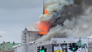 Un incendie spectaculaire a ravagé le bâtiment historique de l’ancienne Bourse de Copenhague, également connue sous le nom de Børsen, ce mardi matin.