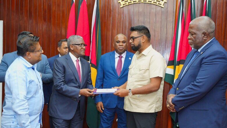 Le président d’Afreximbank, le Dr Benedict Oramah, et Alhaji Aliko Dangote, président du groupe Dangote, ont effectué une visite en Guyane