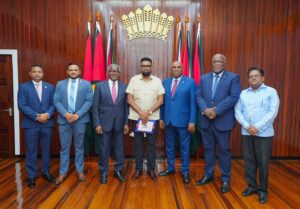 Le président d’Afreximbank, le Dr Benedict Oramah, et Alhaji Aliko Dangote, président du groupe Dangote, ont effectué une visite en Guyane