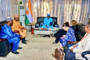 SEM Bakary Yaou Sangaré, a accueilli avec distinction SE Mme Kathleen Fitzgibbon Ambassade des États-Unis d’Amérique à Niamey,