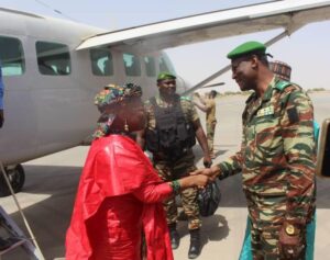 La ministre de l’Éducation Nationale a atterri à l’aéroport Mamadou Tandja de Diffa ce lundi après-midi, marquant le début d’une visite 