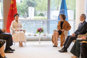 Célébration des dix ans de dévouement de Peng Liyuan à l'éducation des filles et des femmes avec Audrey Azoulay à l'UNESCO, 