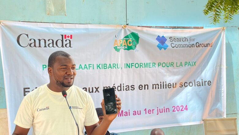 Le projet Laafi Kibaru sensibilise les jeunes de Saguia aux dangers des fausses informations et à l'utilisation responsable des réseaux