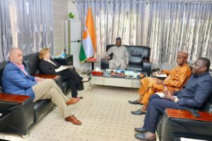 Le ministre Nigérien des Affaires étrangères, Bakary Yaou Sangaré, a accueilli l'ambassadrice américaine au Niger, Kathleen FitzGibbon.