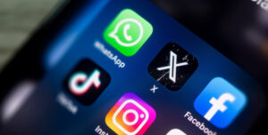 Le parlement en Australie examine un projet de loi qui pourrait interdire aux jeunes de moins de 16 ans d'utiliser les réseaux sociaux, 