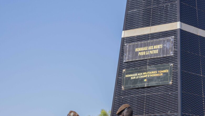 Célébration du 64ᵉ anniversaire de l'armée malienne : hommage aux soldats, visite aux blessés de guerre, et annonce d'une industrie militaire