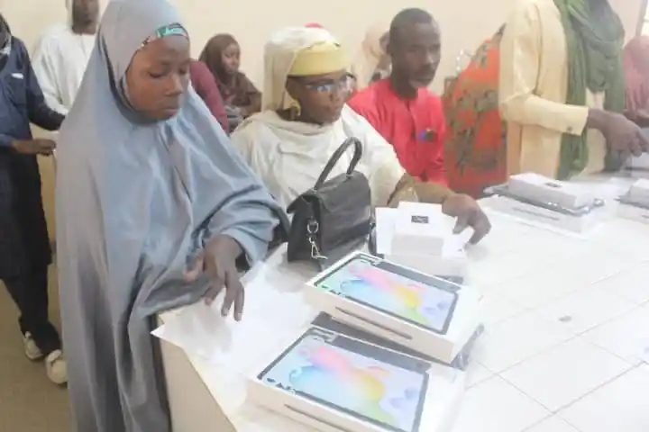 Remise de 581 tablettes numériques aux enseignants de Diffa hier, une étape clé du Projet Niger-LIRE pour transformer l’éducation
