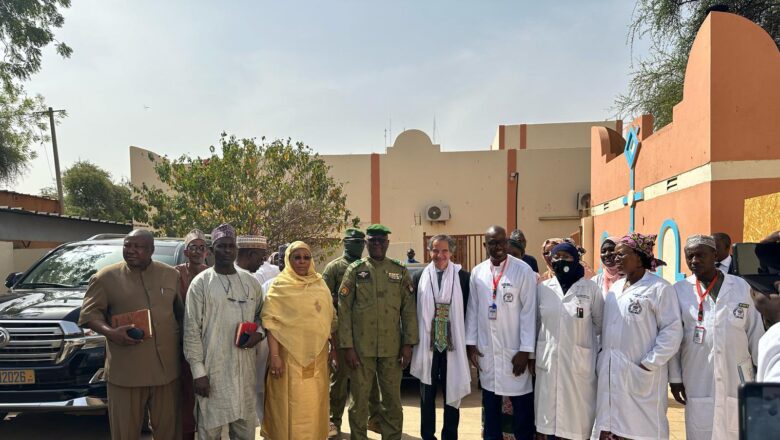Niamey, Rafael Mariano Grossi de l’AIEA soutient le CNLC et un futur centre de radiothérapie à Zinder, insufflant espoir et interrogations