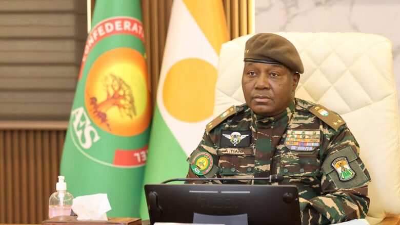 Le 25 mars 2025, Niamey accueille une cérémonie historique où le Général Tiani prête serment sur la Charte de la Refondation