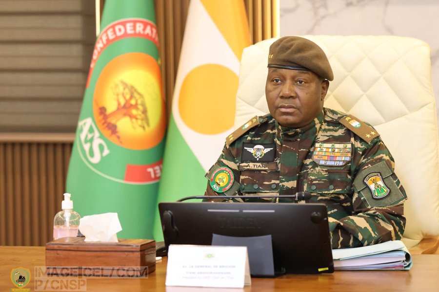 Le 25 mars 2025, Niamey accueille une cérémonie historique où le Général Tiani prête serment sur la Charte de la Refondation