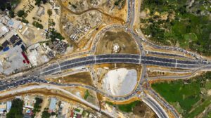 L'inauguration de l'échangeur d'Akwaba à Abidjan marque une étape clé dans la modernisation des infrastructures ivoiriennes, 