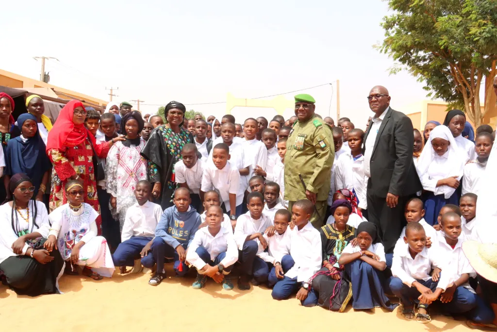 La cérémonie de remise des bulletins au Collège Scientifique de Niamey, présidée par Dr Elisabeth Shérif, célèbre l'excellence académique