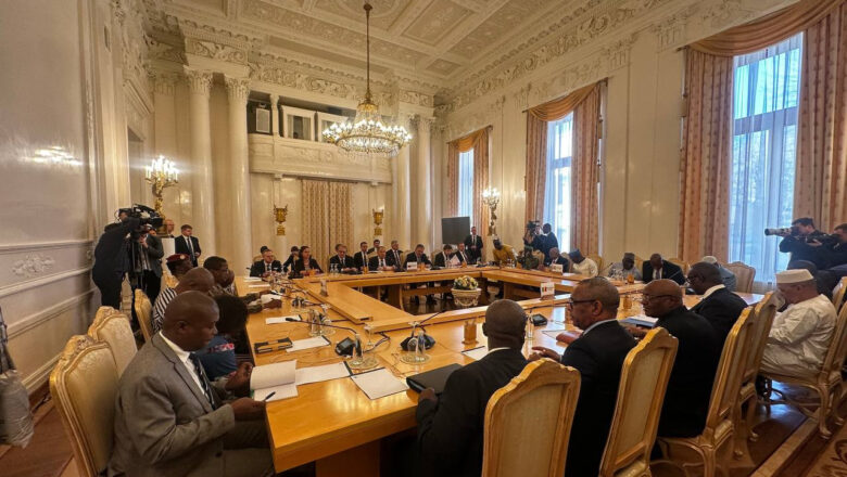 **"À Moscou, la Russie et l’AES entament des consultations historiques, posant les bases d’un partenariat stratégique qui pourrait redessiner les équilibres géopolitiques au Sahel."** Cette meta description est concise, percutante et met en valeur l’importance de la rencontre. Vous aimez ?