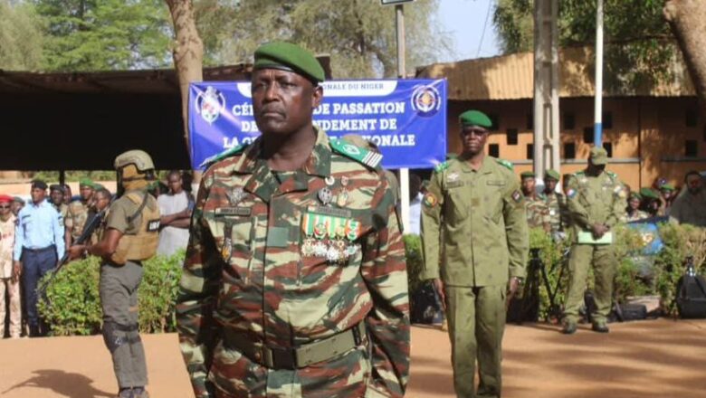 À Niamey, le Colonel-major Kimba Tahirou a été intronisé Haut-Commandant de la Gendarmerie nationale lors d'une cérémonie solennelle et festive, marquant une nouvelle ère d'espoir et de renforcement de la sécurité pour le Niger.