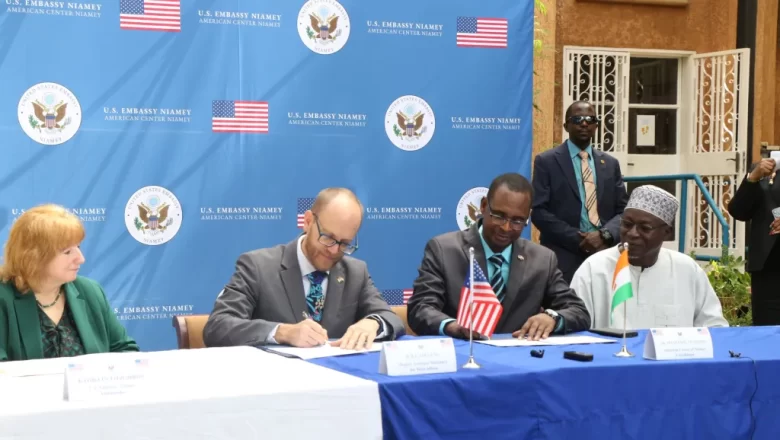 La signature d'une convention à l'American Corner de Niamey consolide 65 ans de relations diplomatiques entre le Niger et les États-Unis, soulignant l'importance de l'Anglais comme passerelle vers l'avenir pour les jeunes Nigériens.