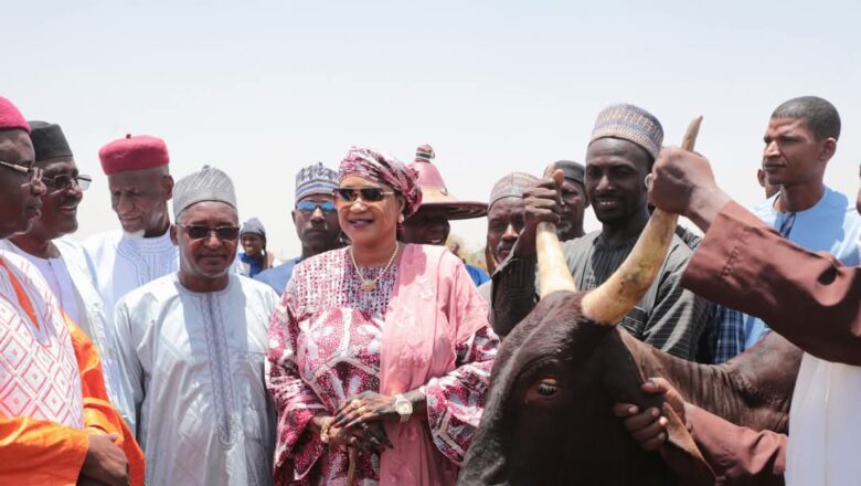 Transformant un don personnel en acte national, le Président Tiani du Niger a rétrocédé un troupeau de bœufs au Fonds de Solidarité