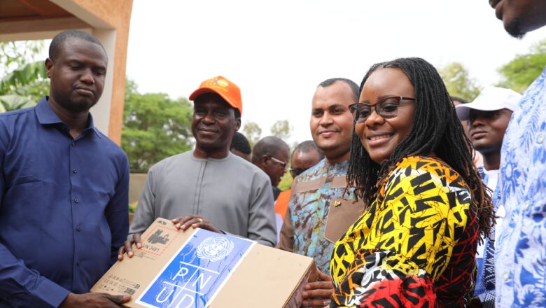 Les Nations Unies remettent des équipements d'une valeur de plus de 20 millions de FCFA au Conseil National de la Jeunesse du Niger pour renforcer son autonomie et son impact sur le développement du pays.