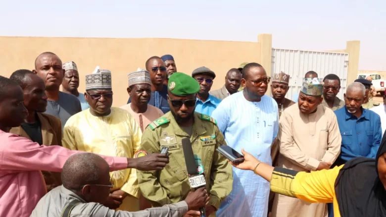 À Bangoula, Niger, le ministre de l'Habitat inspecte les ambitieux projets de logements sociaux et parcelles visant à offrir un foyer digne