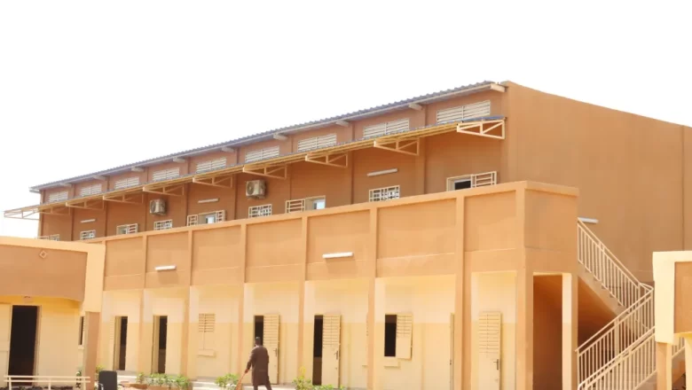 Le Collège Scientifique de Niamey inaugure un nouveau bâtiment de pointe financé par l'État pour former l'élite scientifique du Niger.