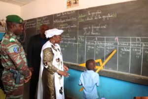  La ministre nigérienne de l'Éducation, Dr Elisabeth Shérif, a visité des écoles à Niamey pour galvaniser le patriotisme et l'excellence, réaffirmant l'engagement du gouvernement à refonder le système éducatif pour un Niger souverain et prospère.
