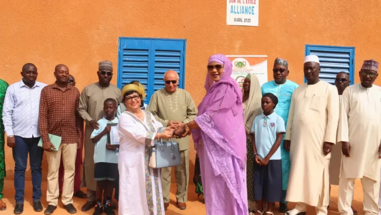 L'école Alliance de Niamey a fait don d'une classe équipée de 6,2 millions de FCFA au Fonds de Solidarité pour la Sauvegarde de la Patrie,