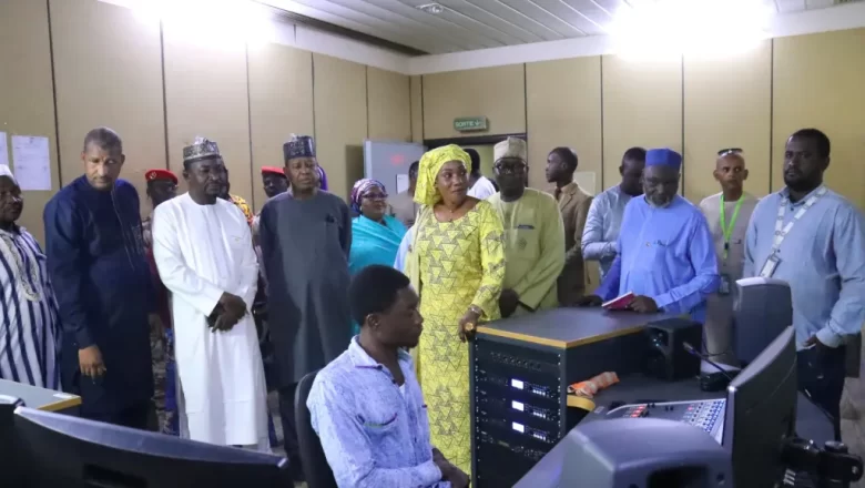 Le Ministre nigérien de la Communication s'engage dans une refondation ambitieuse des médias publics, visant à moderniser la Voix du Sahel