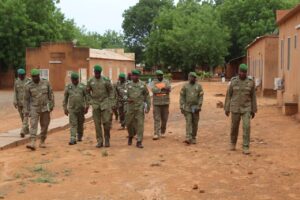 Le Ministre d'État, Général Salifou Mody, inspecte l'école militaire supérieure de Niamey, soulignant l'importance de la formation 