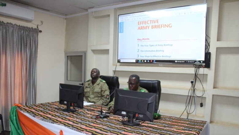 Le Ministre d'État, Général Salifou Mody, inspecte l'école militaire supérieure de Niamey, soulignant l'importance de la formation