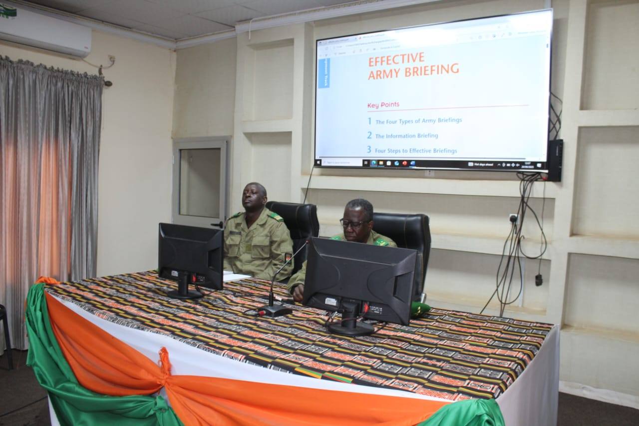 Le Ministre d'État, Général Salifou Mody, inspecte l'école militaire supérieure de Niamey, soulignant l'importance de la formation