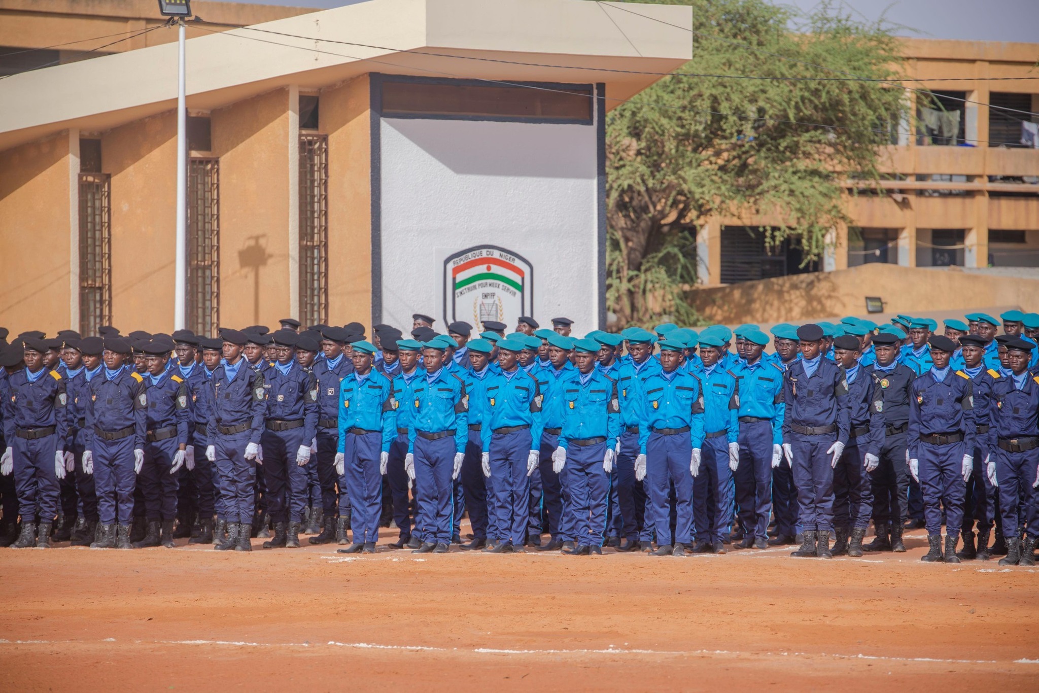 Niamey vibre au son de la cérémonie de présentation au drapeau de 2 388 élèves policiers, une nouvelle force déterminée à assurer la sécurité et l'ordre dans un Niger résilient.