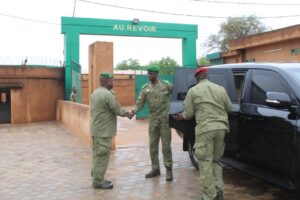 Le Ministre d'État, Général Salifou Mody, inspecte l'école militaire supérieure de Niamey, soulignant l'importance de la formation 