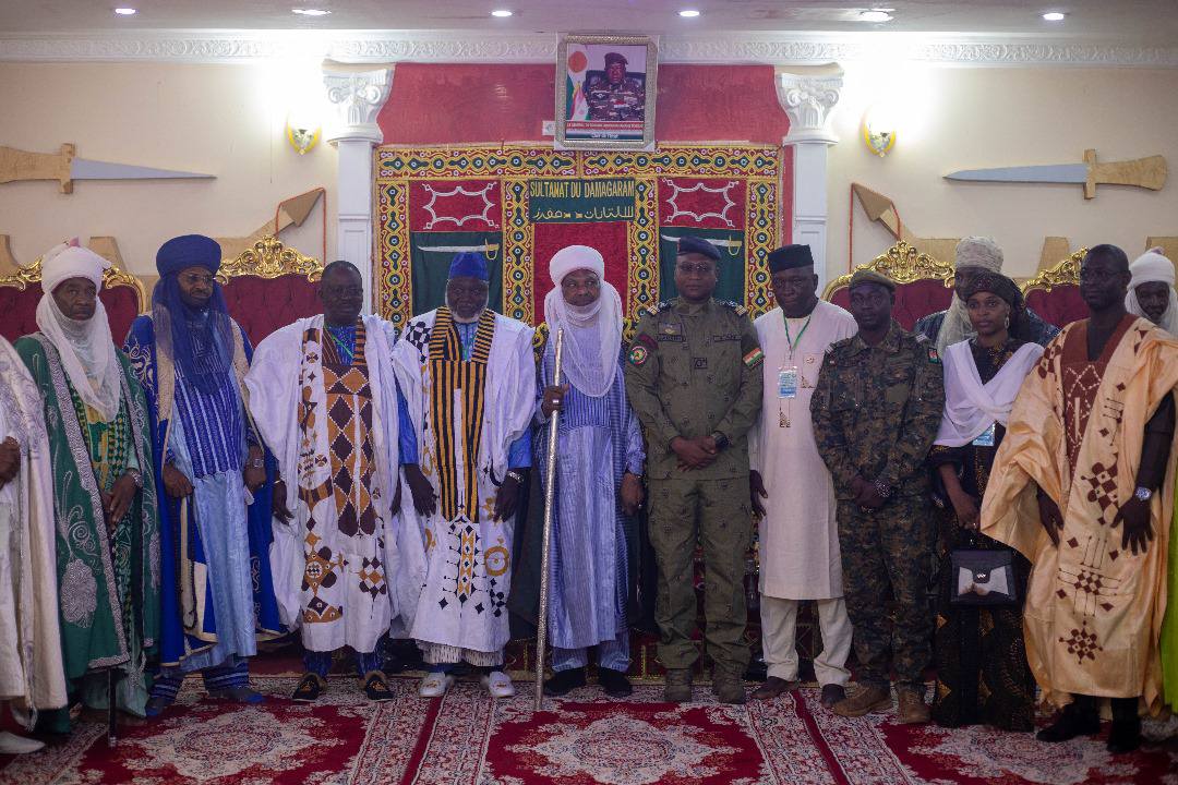 Le Sultanat de Damagaram à Zinder a accueilli une délégation régionale des Associations des Municipalités du Niger, du Burkina Faso et du Mali, renforçant la cohésion sociale et la coopération sahélienne.