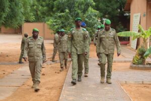Le Ministre d'État, Général Salifou Mody, inspecte l'école militaire supérieure de Niamey, soulignant l'importance de la formation 