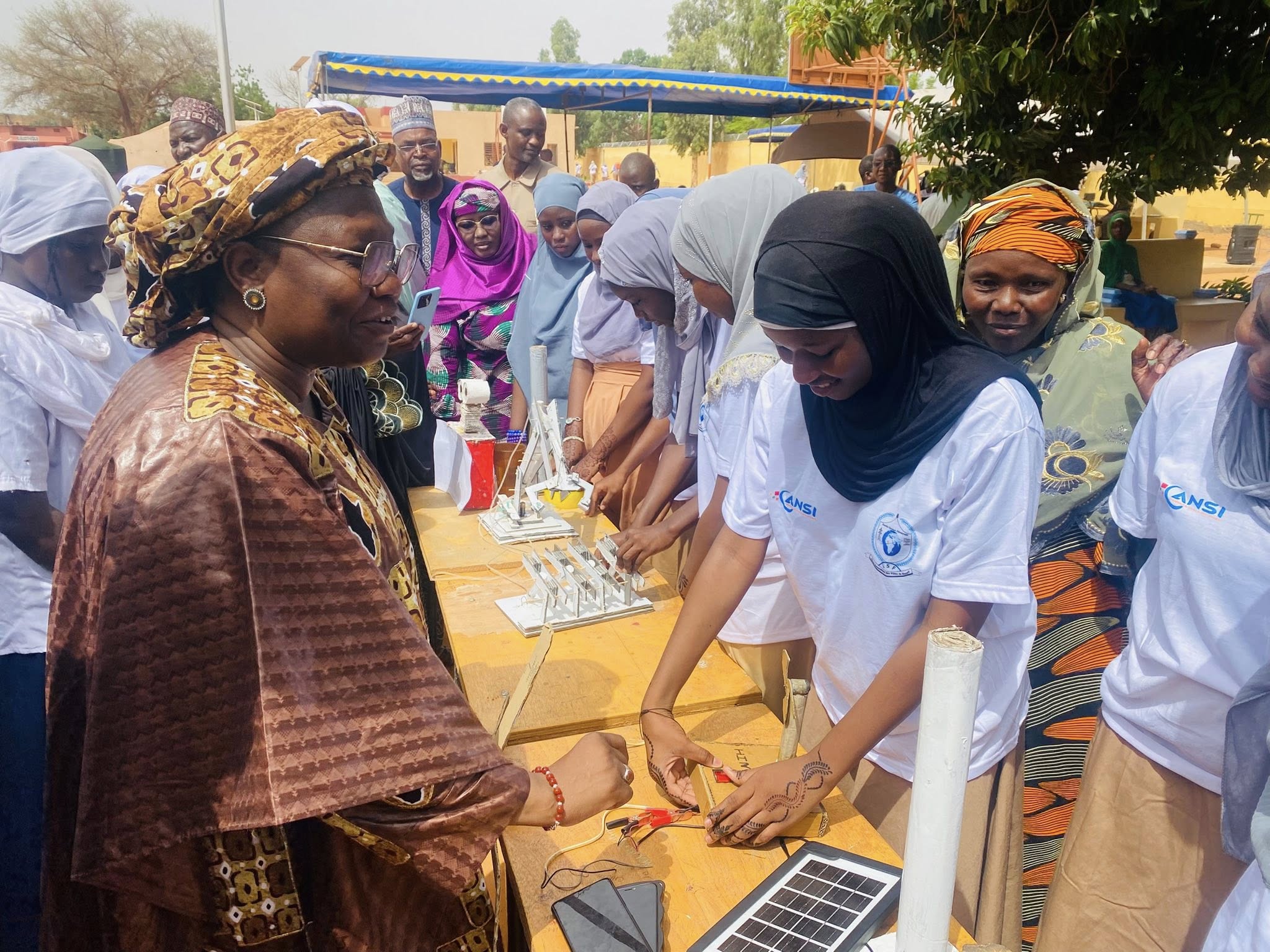 La première Semaine Scientifique au Lycée Scientifique des Filles de Niamey promeut les STEM et l'autonomisation des jeunes Nigériennes pour bâtir l'avenir du Niger.