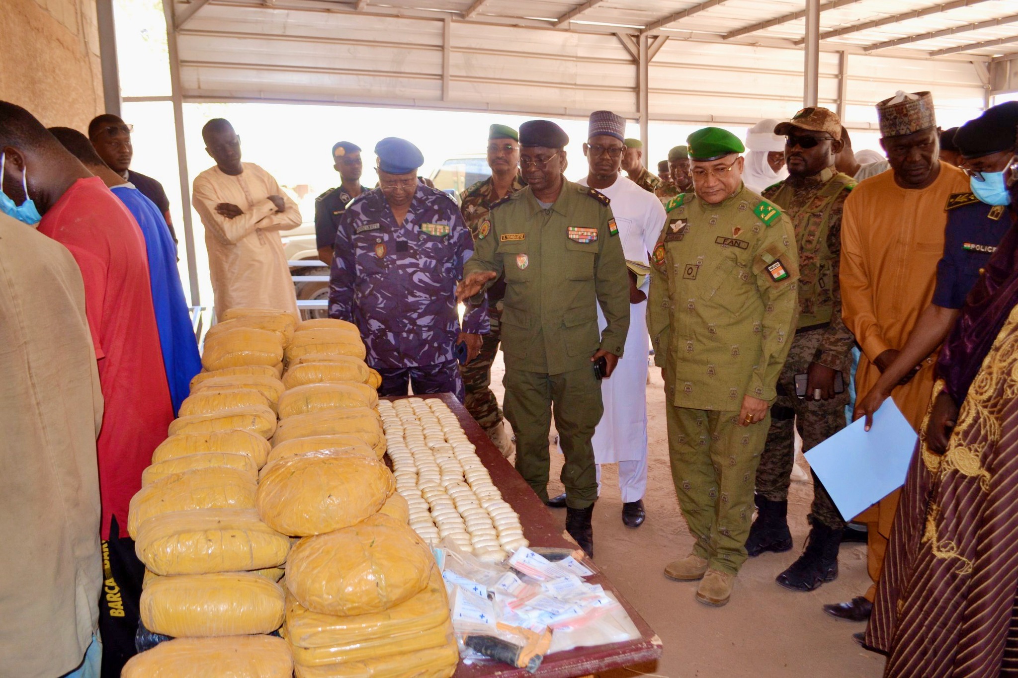 Agadez se dresse en rempart contre le trafic de drogue : une opération spectaculaire saisit 300 millions de FCFA de cocaïne et cannabis, marquant la détermination implacable du Niger face aux cartels internationaux.